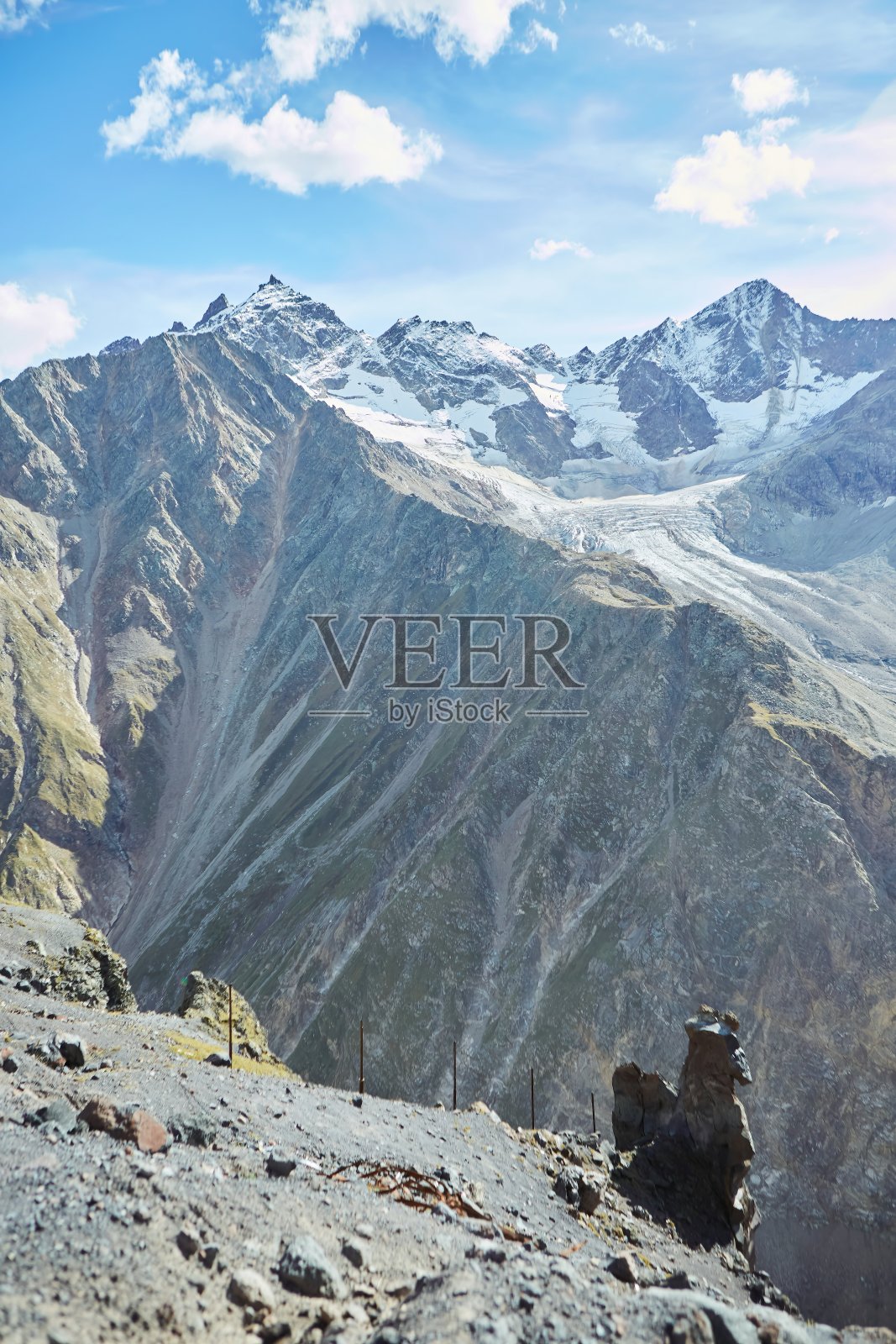 高加索山脊的山地景观，上面有积雪。照片摄影图片