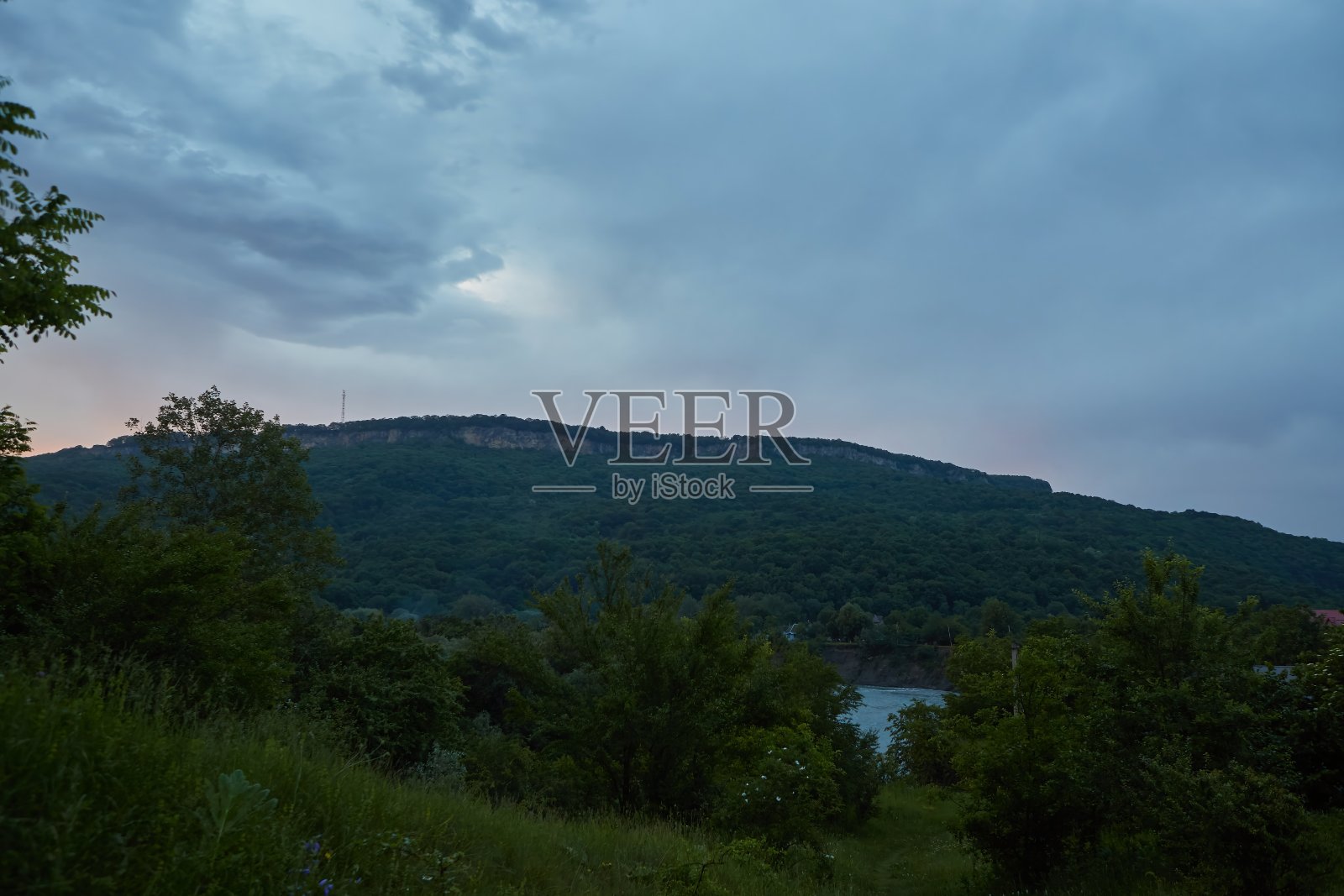 日落在山上。荒野之美。有树的景观。照片摄影图片