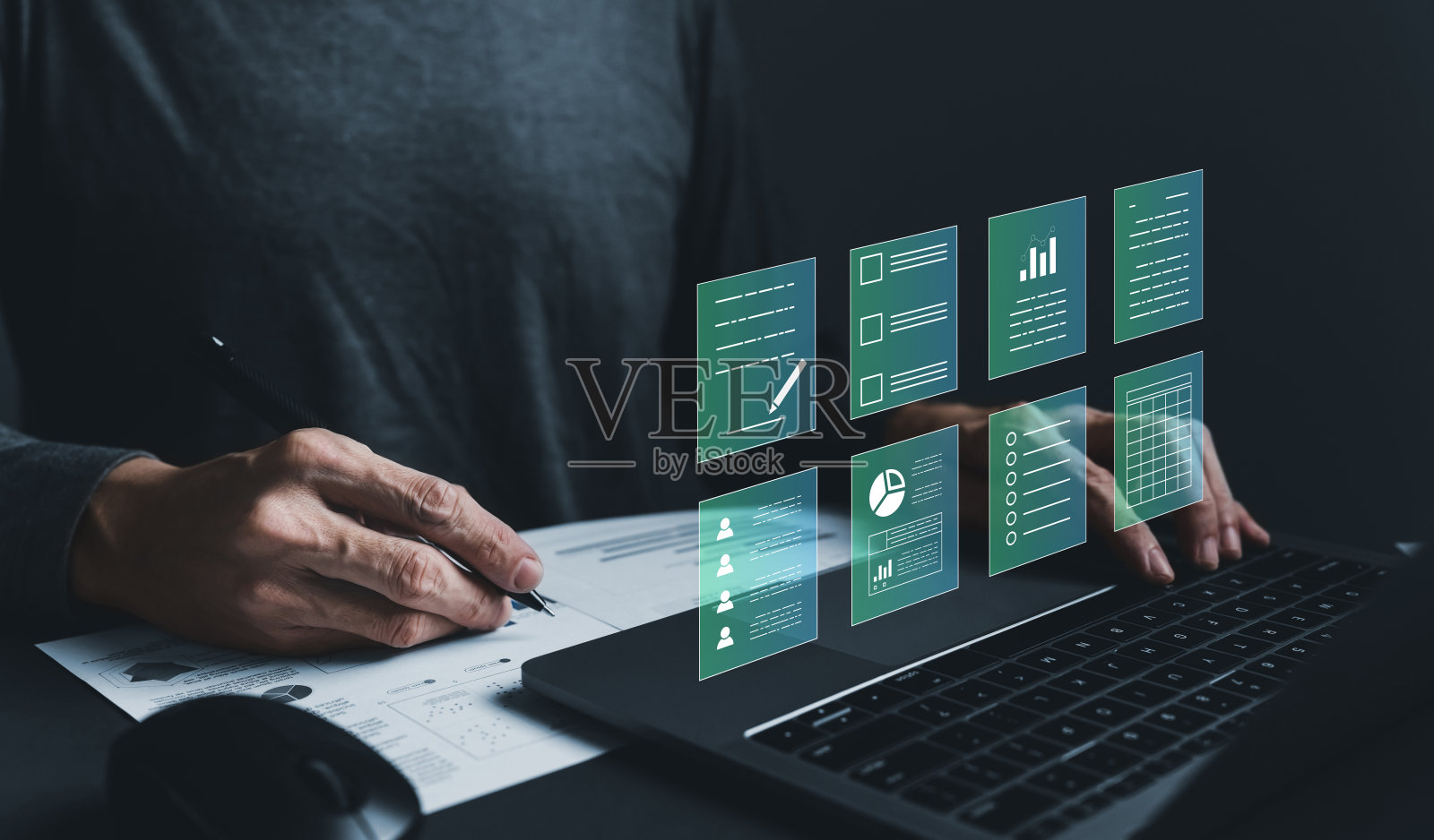 商人使用平板电脑处理商务和金融无纸化报告文件照片摄影图片