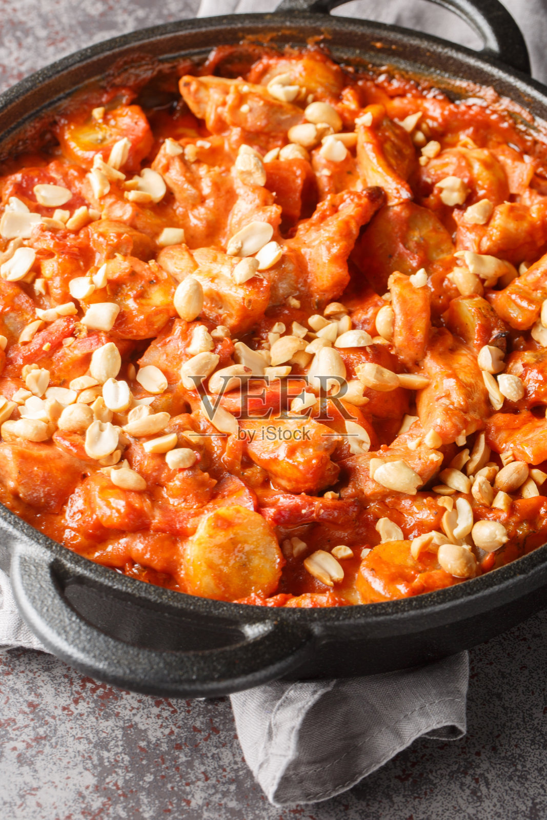 飞行雅各布是一种瑞典砂锅菜，由鸡肉、奶油、辣椒酱、香蕉、烤花生和培根组成。垂直照片摄影图片