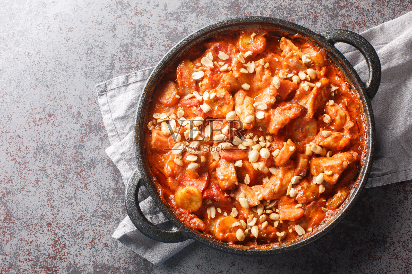 瑞典砂锅鸡弗莱甘雅各布在桌子上的锅特写。水平俯视图照片摄影图片