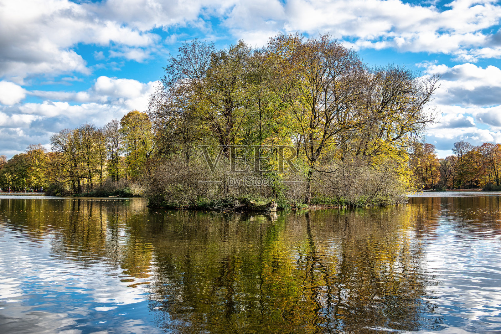 慕尼黑著名休闲胜地——英国花园的金秋景色。慕尼黑，巴伐利亚，德国照片摄影图片
