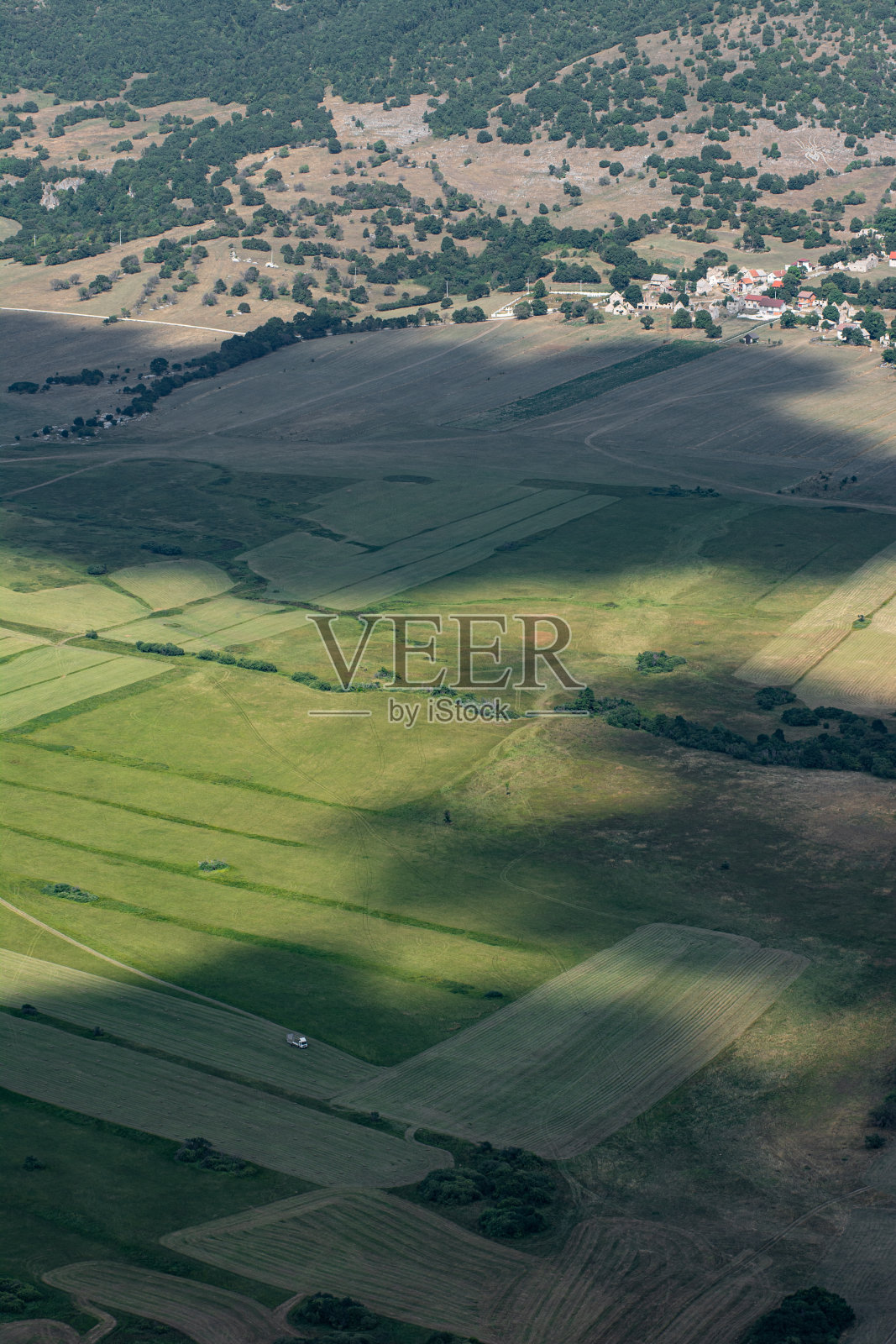 在收割干草期间，从迪纳里克地区喀斯特地区的上方俯瞰照片摄影图片