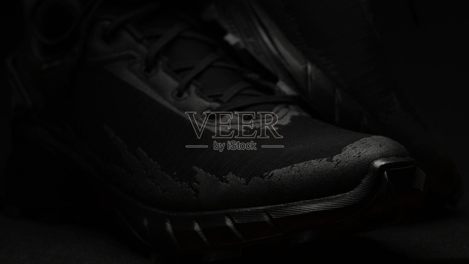 黑色跑鞋。适用于鞋类广告。照片摄影图片