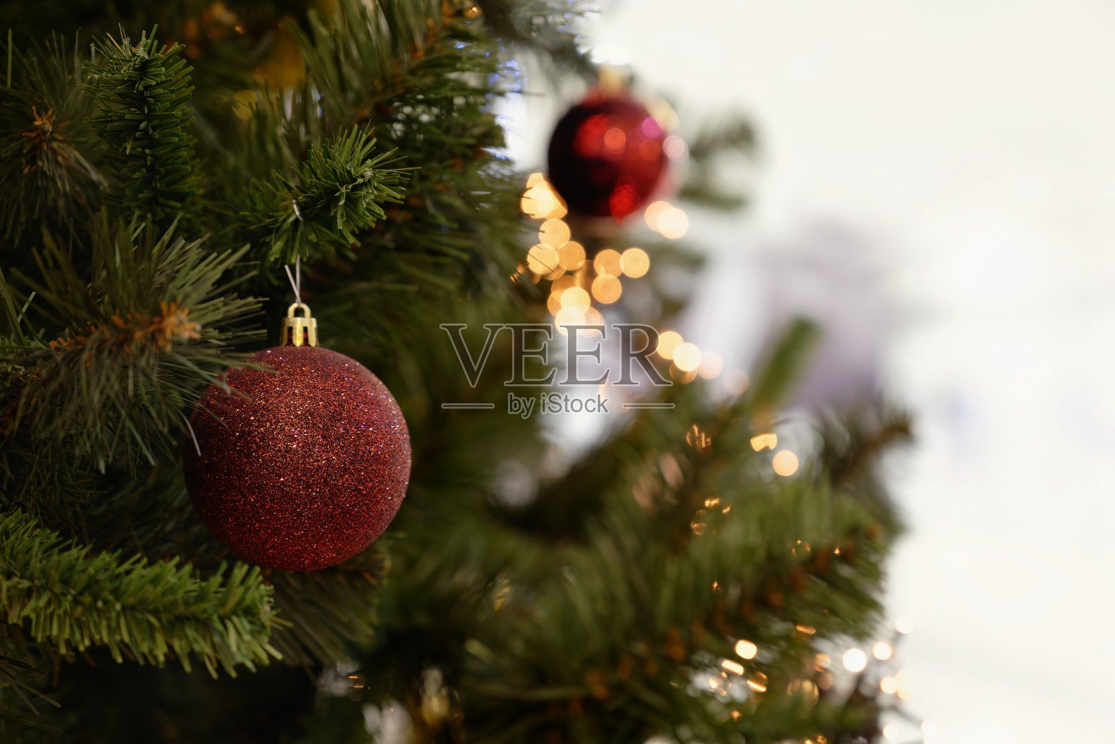 圣诞节的背景。圣诞树上五颜六色的装饰灯。假日和冬季时间的抽象概念。照片摄影图片