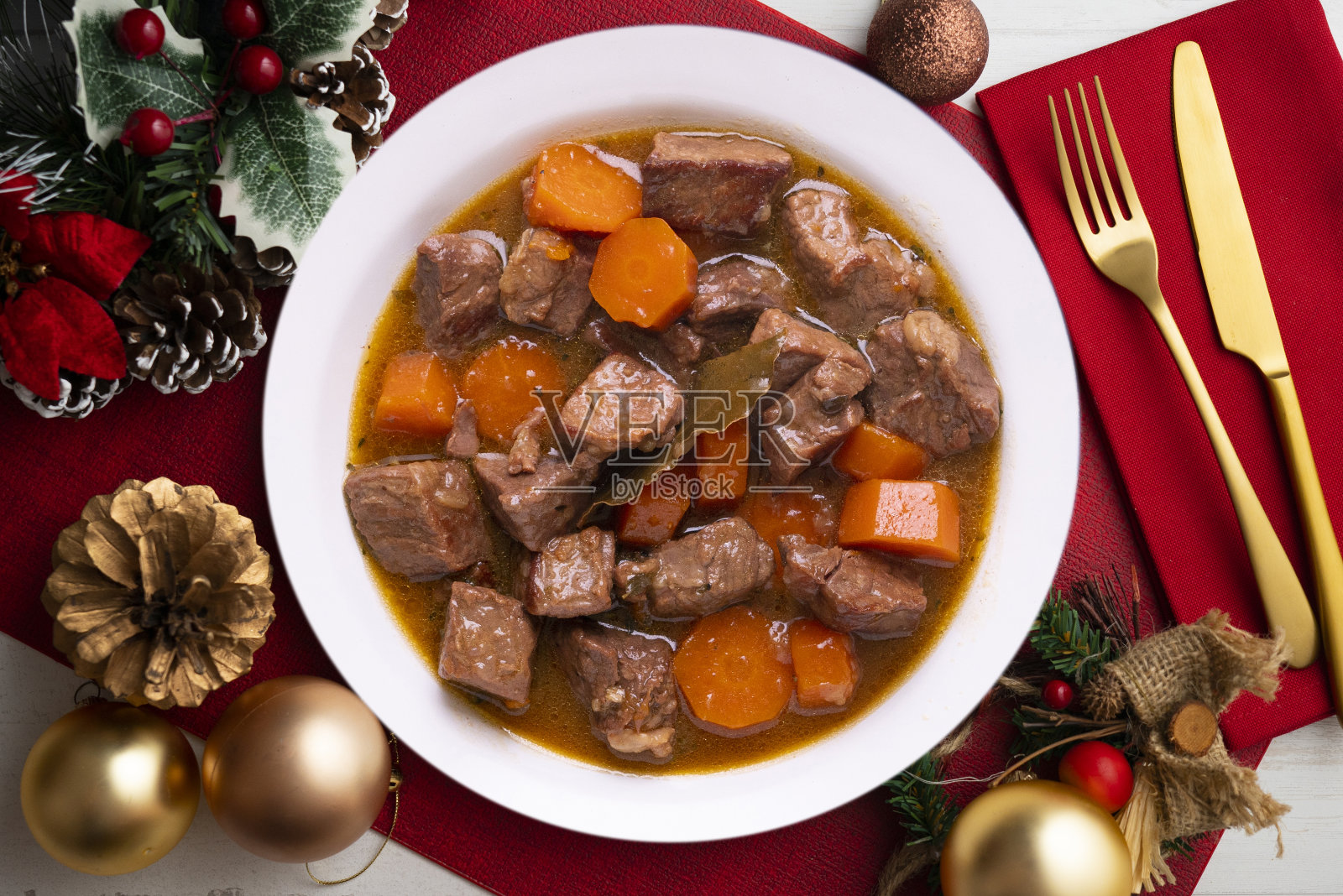 胡萝卜炖牛肉。西班牙中部地区的传统小吃。照片摄影图片