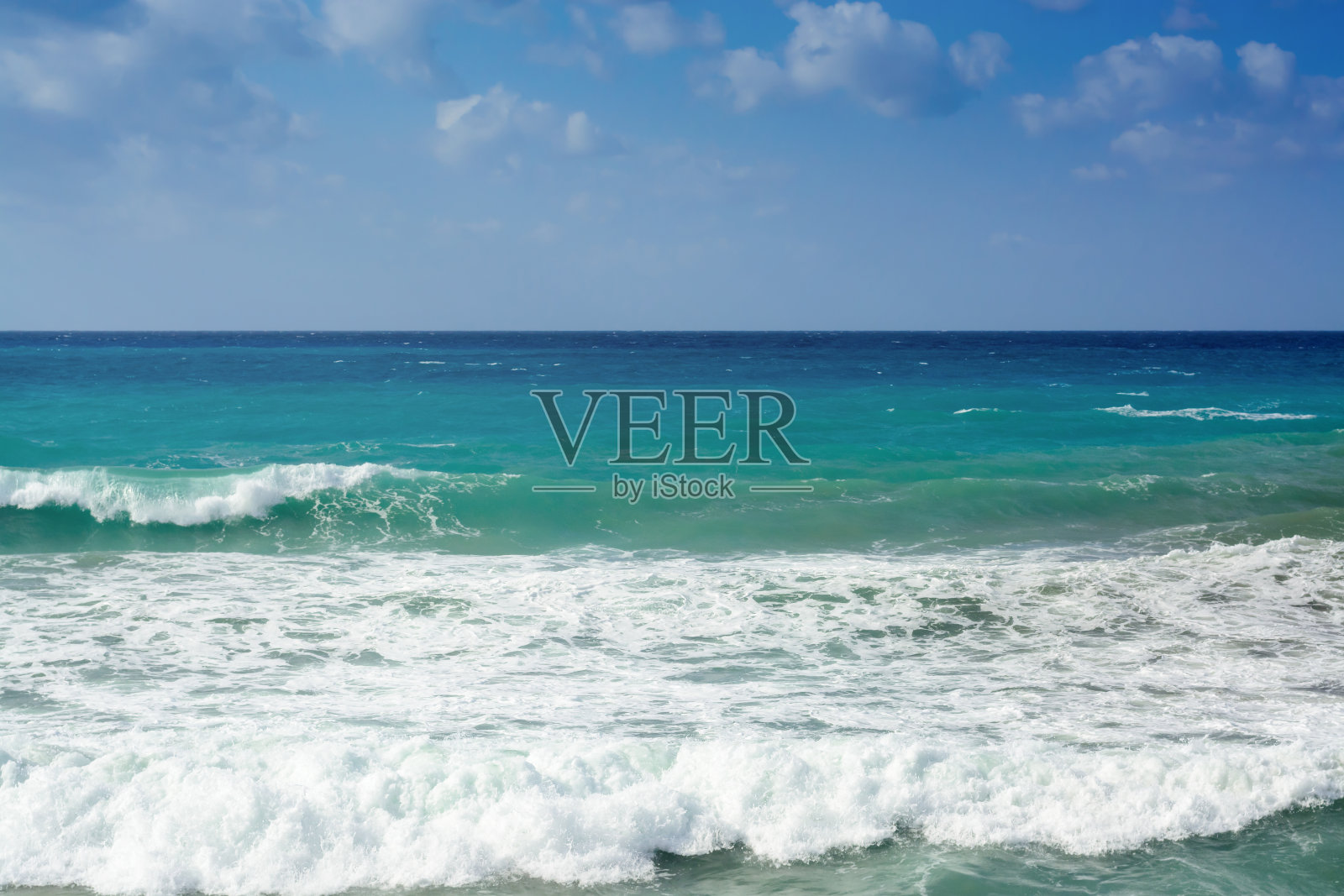 看海的浪花与泡沫的波浪照片摄影图片