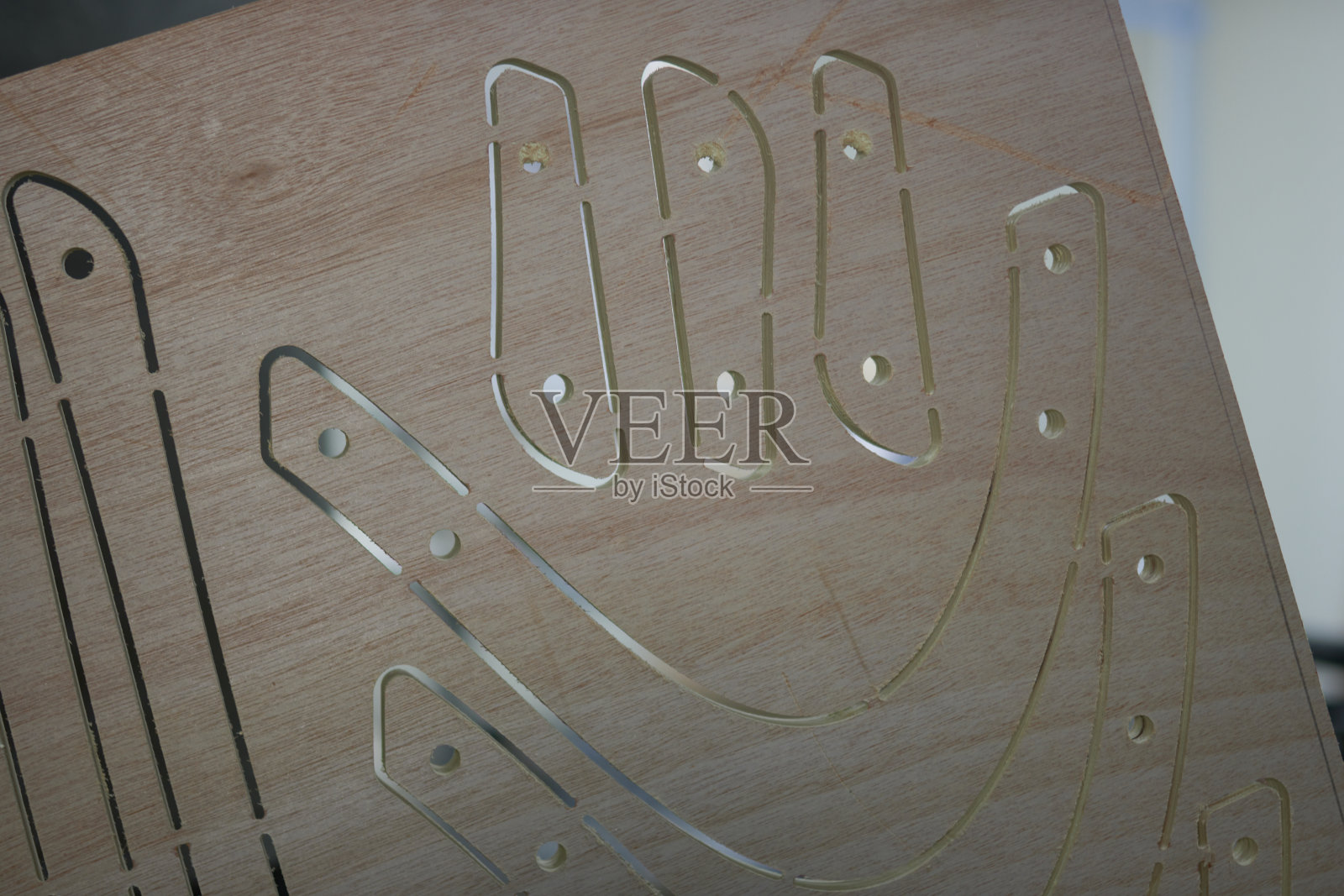 带有切割零件的胶合板，用于组装椅子照片摄影图片