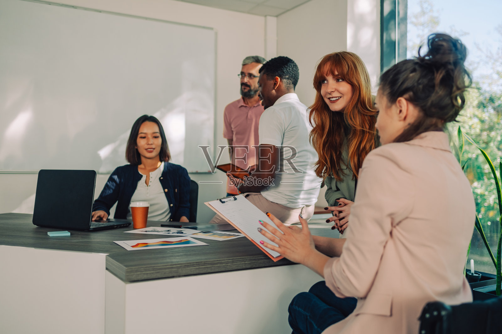 一位残疾高管在与团队和老板的会议上进行讨论。照片摄影图片