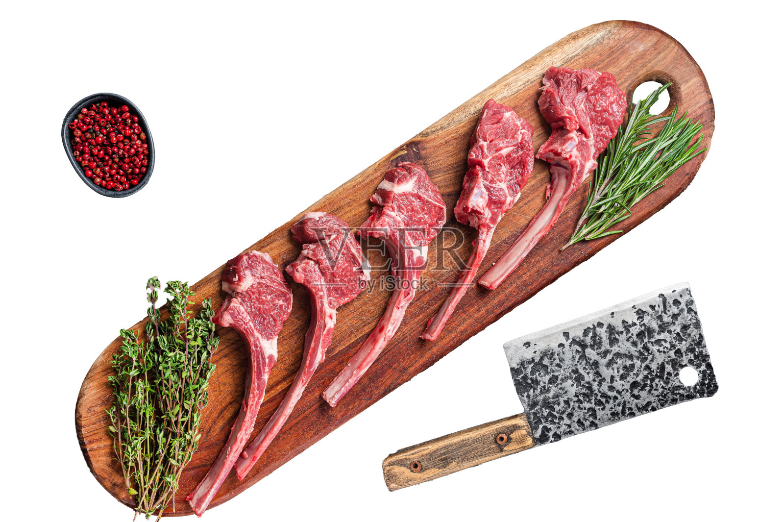 生羊排，放在砧板上，加入迷迭香和百里香。孤立，白色背景。照片摄影图片