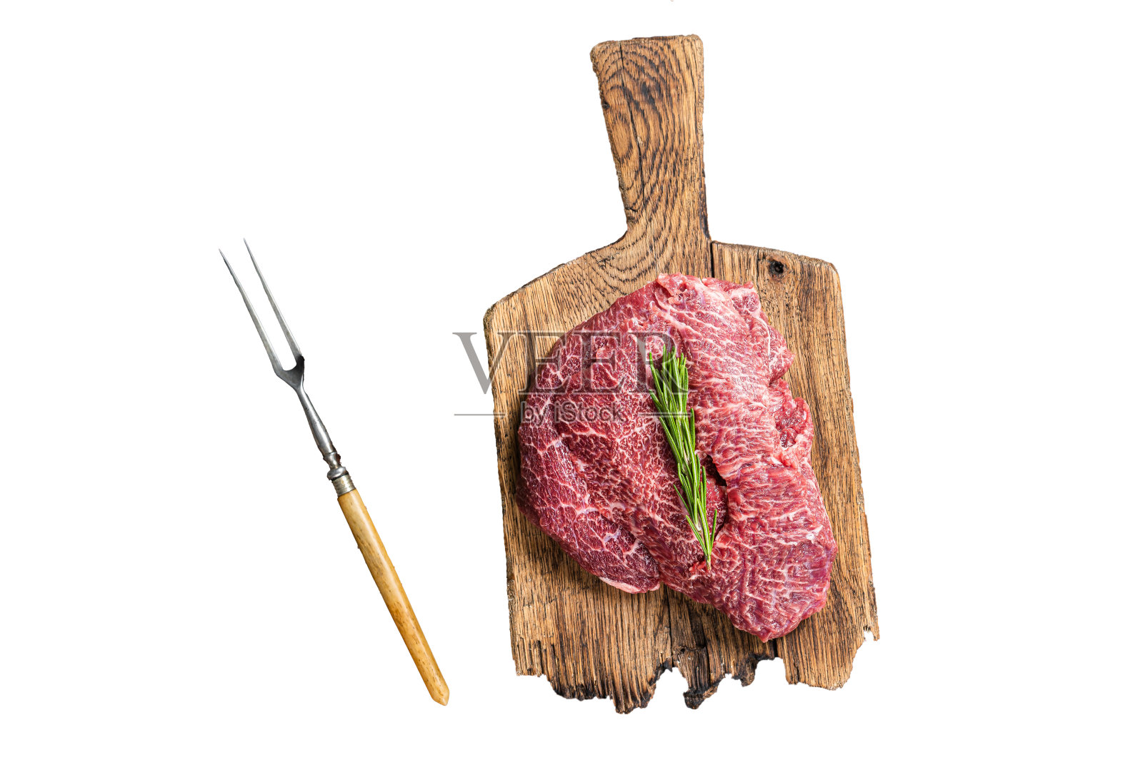 未煮熟的生牛肉小牛肉脸颊在木板上。孤立，白色背景。照片摄影图片