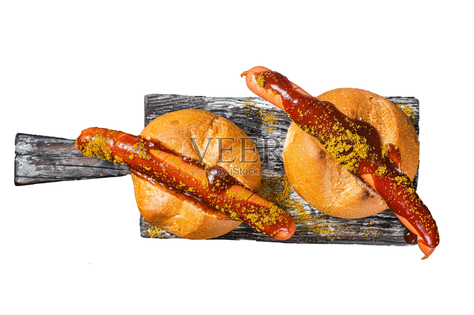 德国黑香肠夹在面包里，配上炸薯条和咖喱酱，咖喱香肠。孤立，白色背景。照片摄影图片