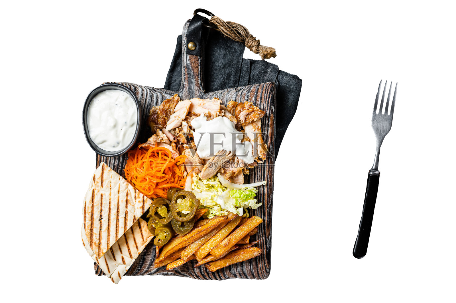 烤肉串，沙瓦玛，烤肉，薯条和蔬菜放在木板上。孤立，白色背景。照片摄影图片