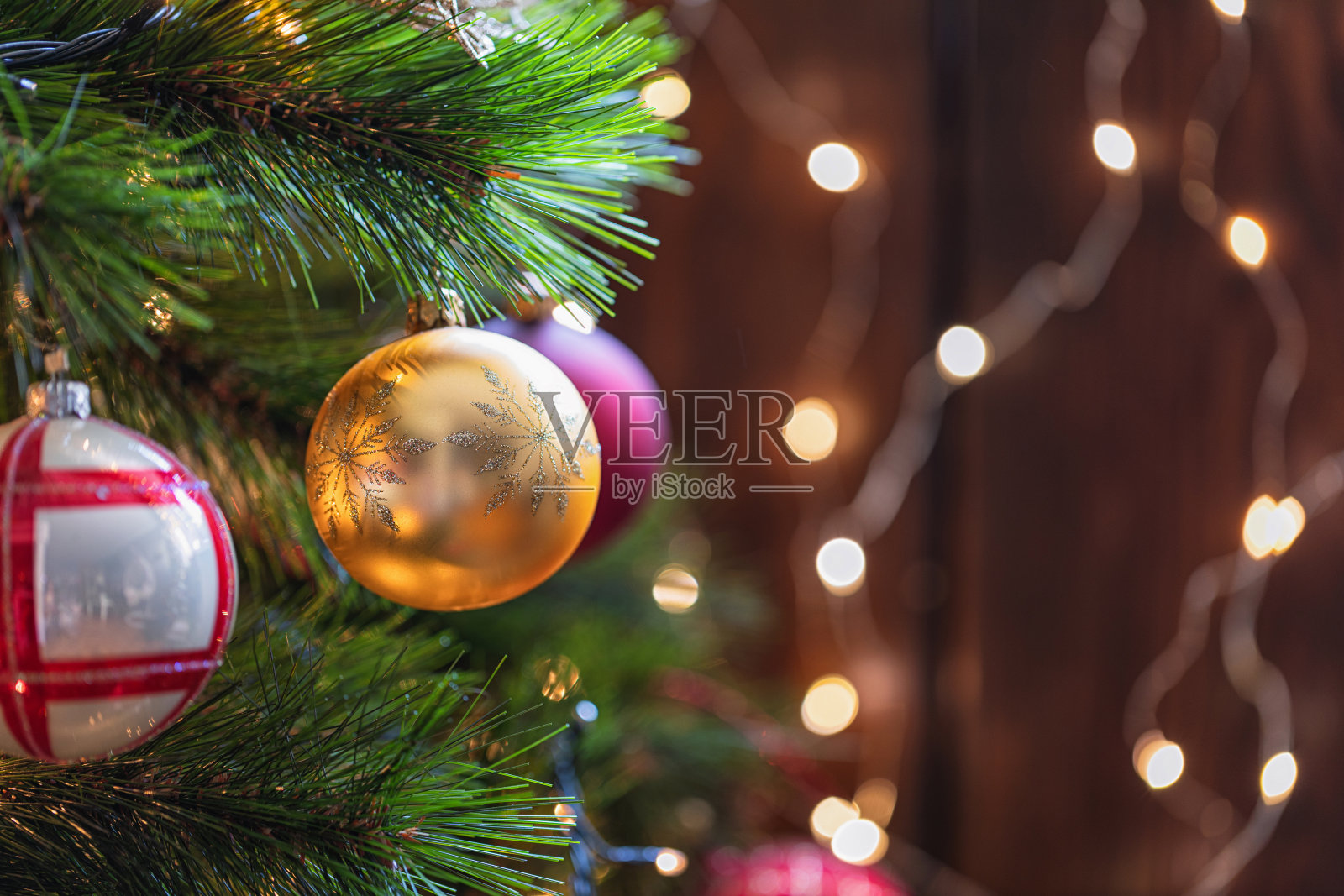 圣诞树上漂亮的圣诞装饰品照片摄影图片