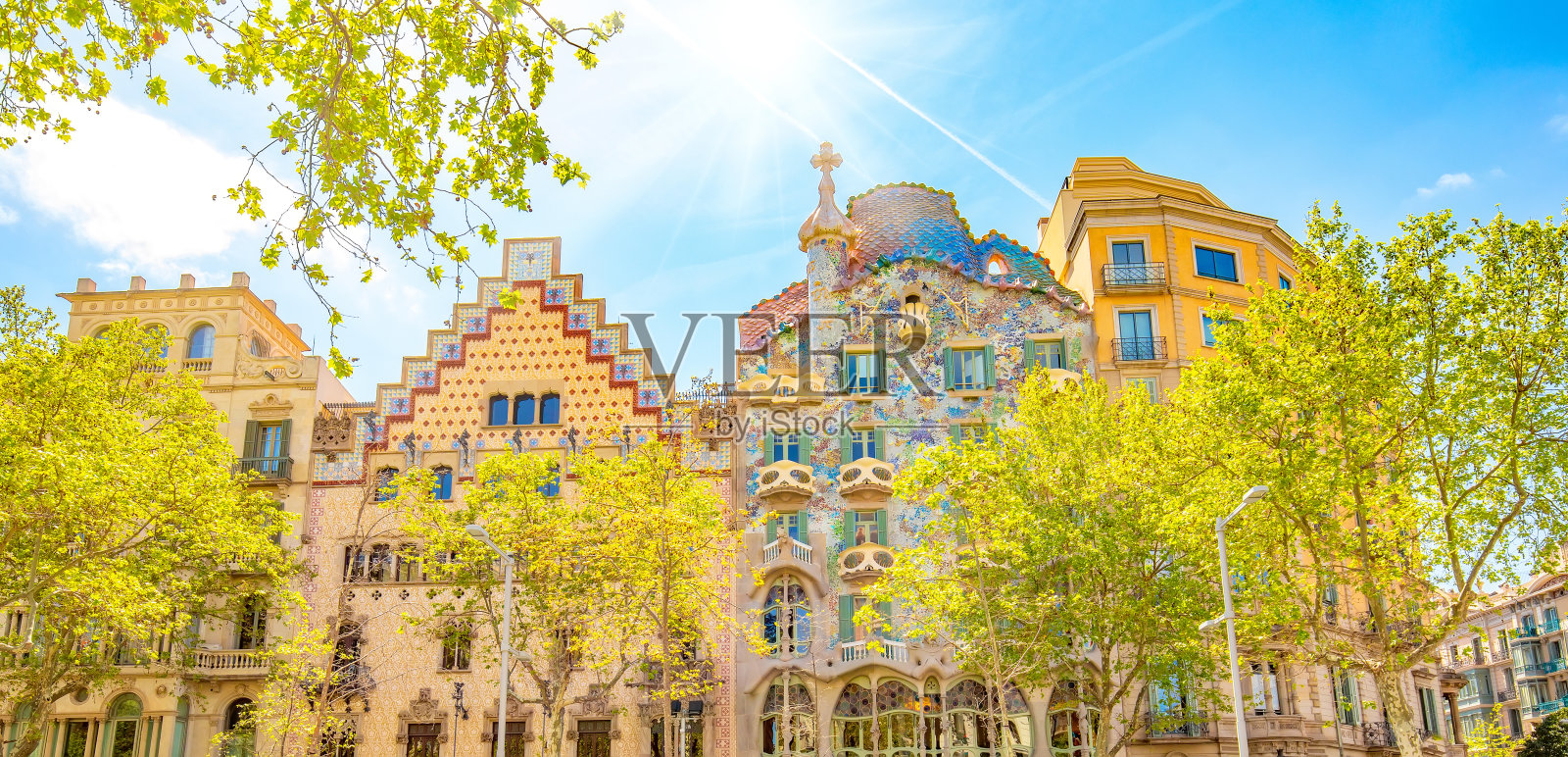 西班牙巴塞罗那著名的Passeig de Gracia大街上五颜六色的房子照片摄影图片