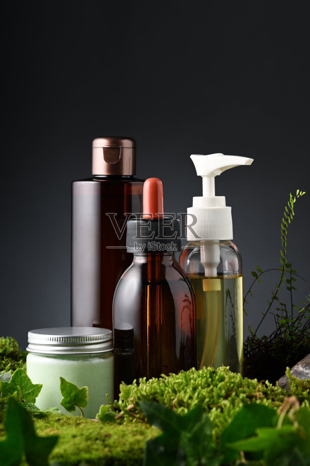 以青苔和树叶为主的护肤品组照片摄影图片