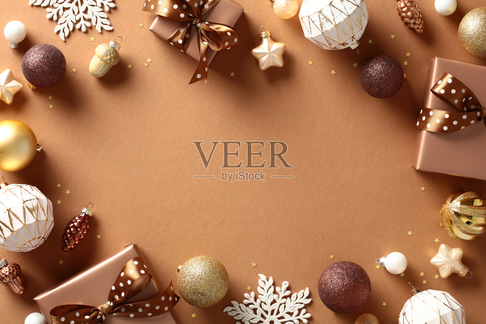 美观的圣诞框架与礼品盒，小玩意，装饰在棕色的背景。平铺，俯视图，复制空间。照片摄影图片