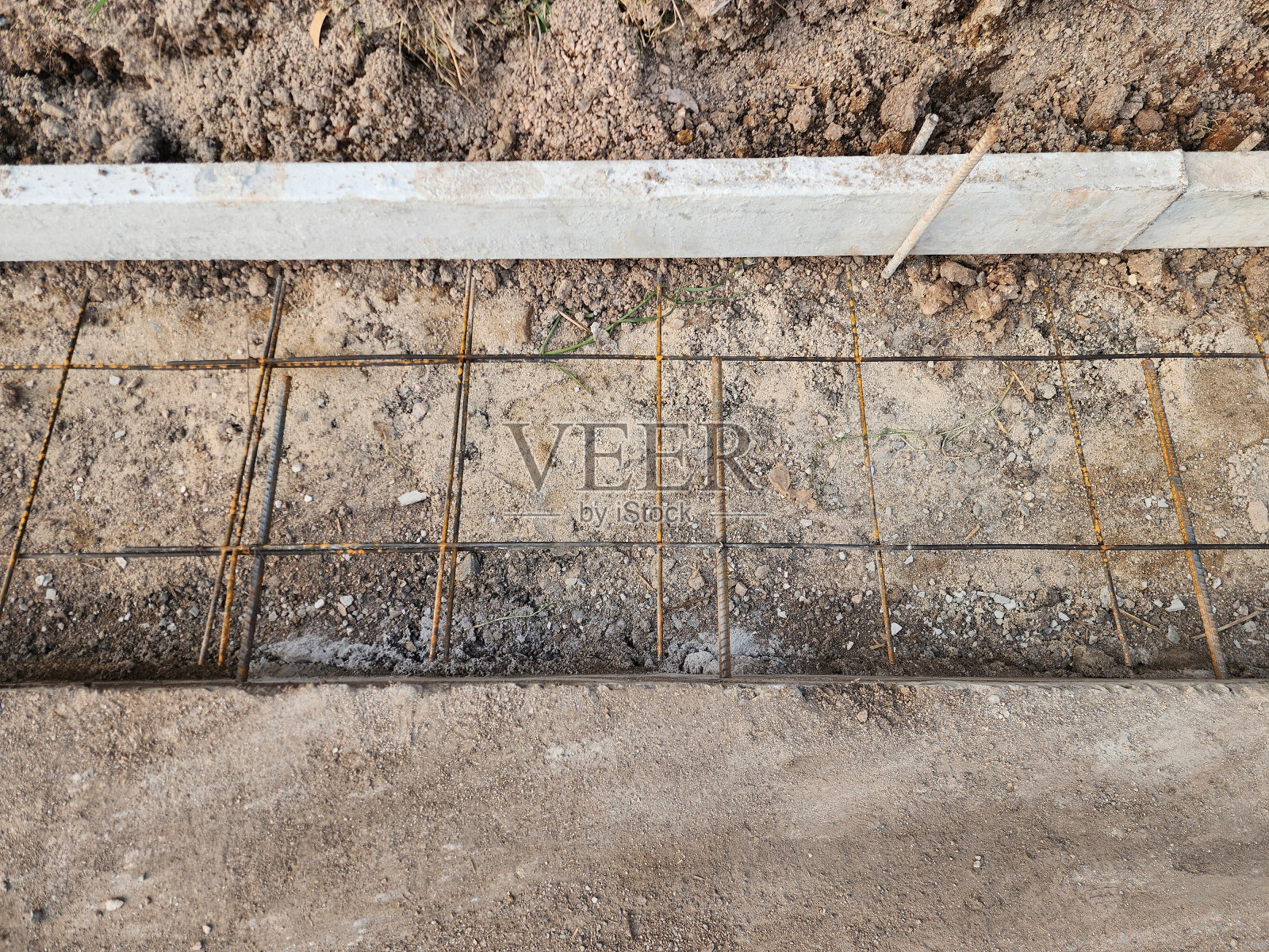 加固道路浇上水泥以拓宽道路。将有一个钢筋框架支撑道路，以拓宽路缘。照片摄影图片