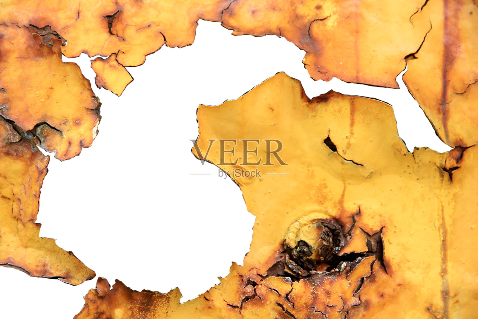 墙上的旧锌生锈了，脏了，在白色的背景上被夹住了。照片摄影图片