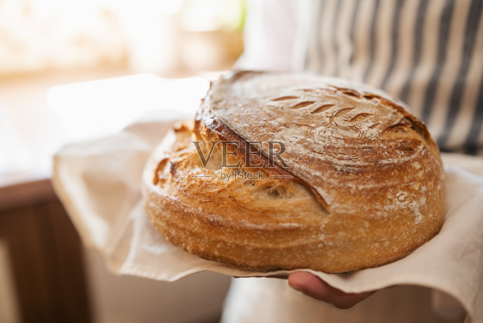 只是一个女人手里烤着面包照片摄影图片