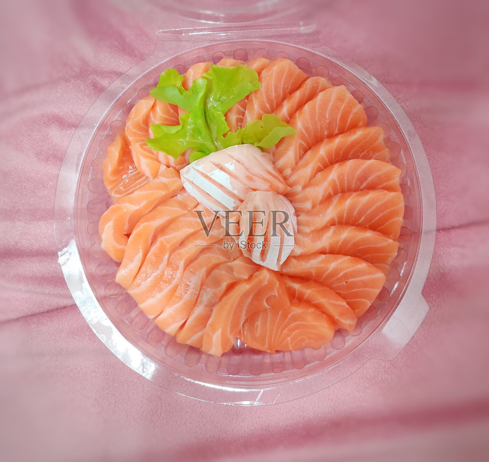 三文鱼刺身套餐。照片摄影图片