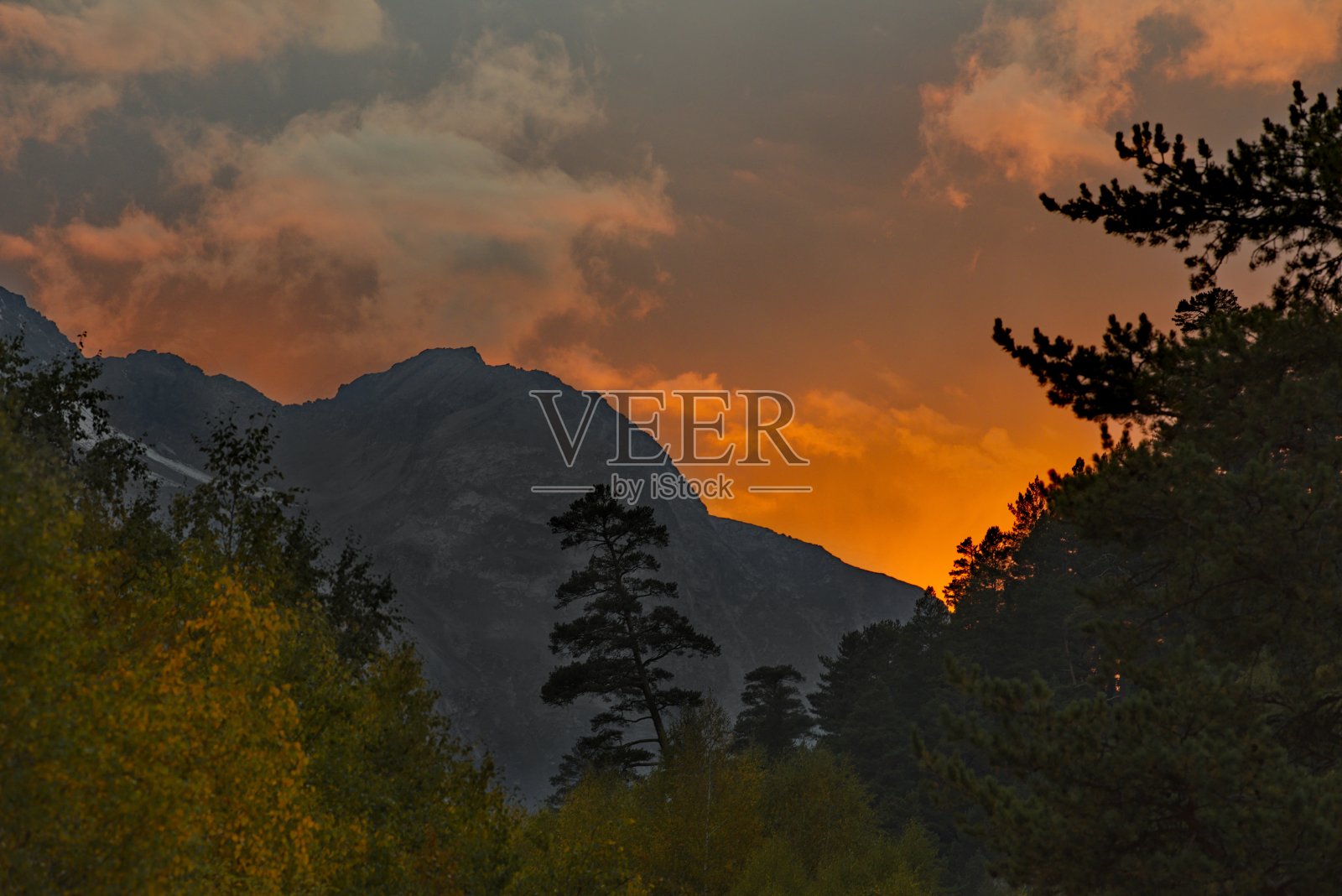 山口那边深红色的天空照片摄影图片