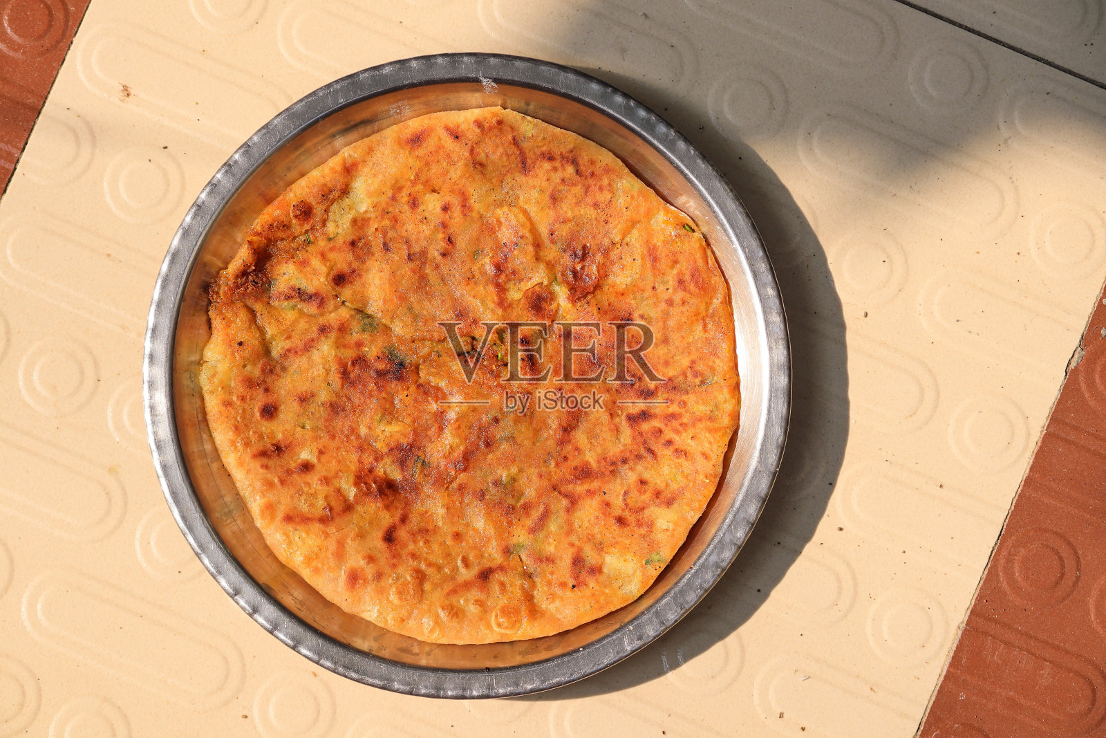 阿罗帕拉塔或戈壁帕拉塔也被称为土豆或花椰菜馅面饼。土豆饼。北印度著名的食物Aloo Paratha在孤立的白色背景照片摄影图片