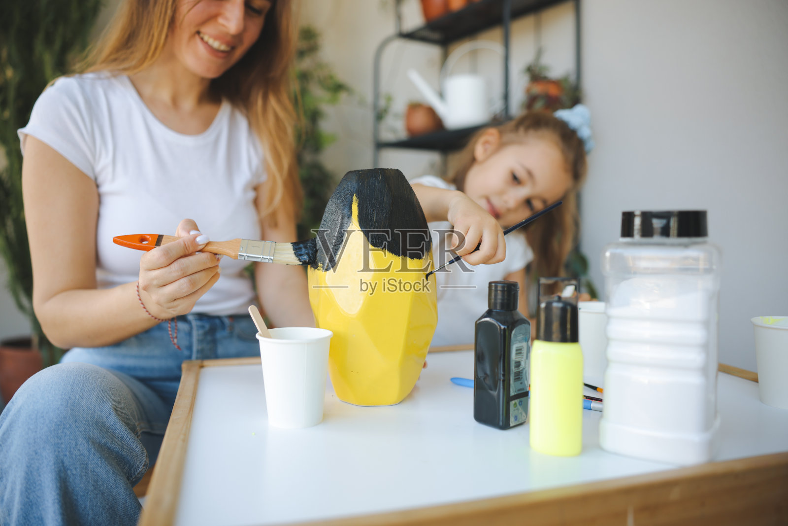 年轻的母女在家里玩得很开心照片摄影图片