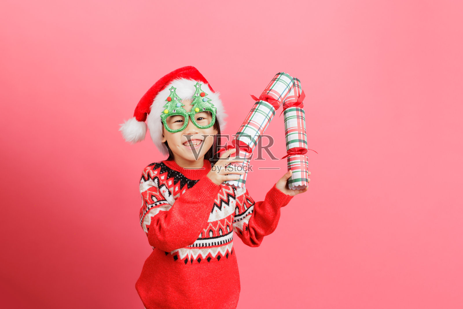 年轻的亚洲女孩在平淡的背景下庆祝圣诞节照片摄影图片