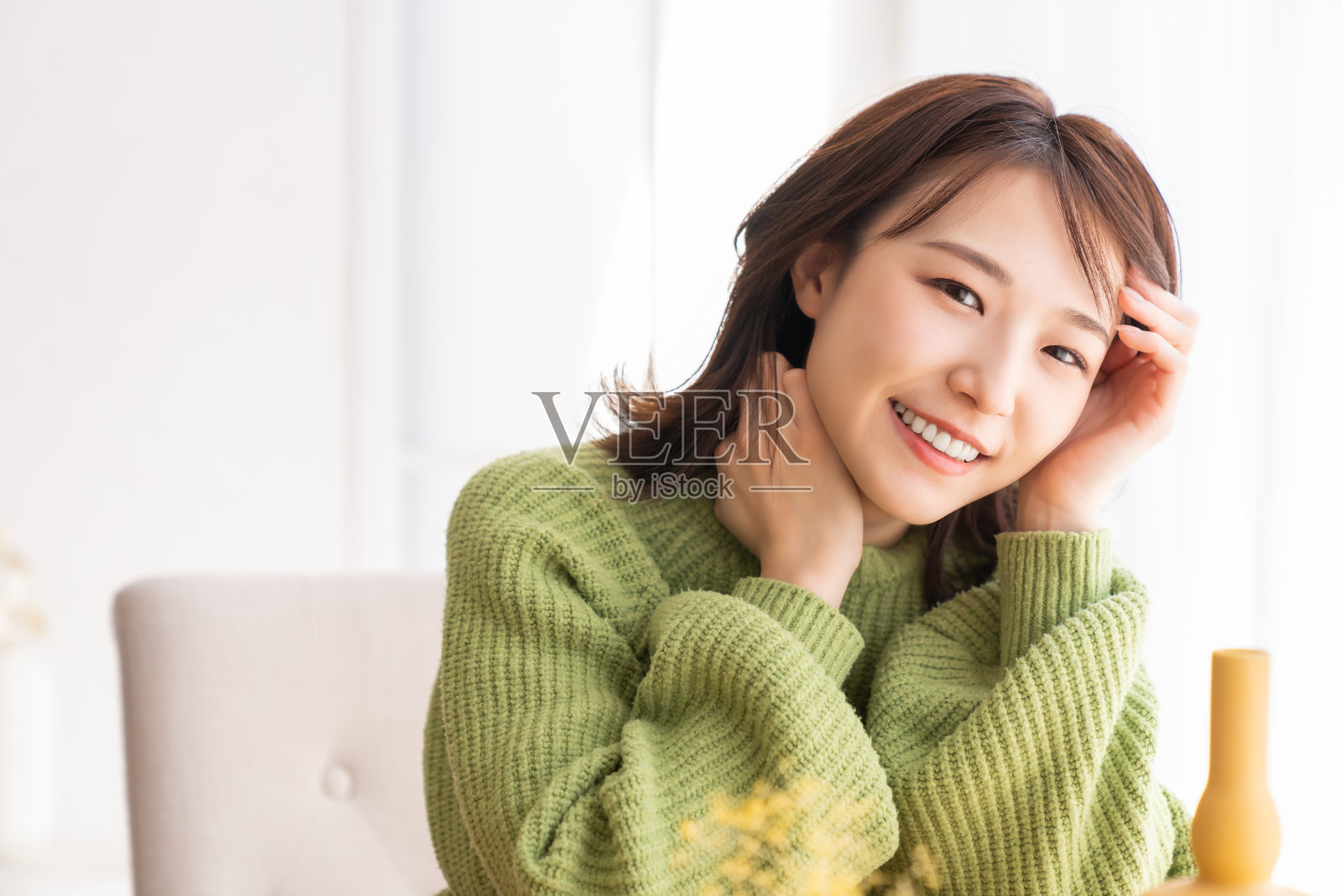 年轻迷人的亚洲女人照片摄影图片