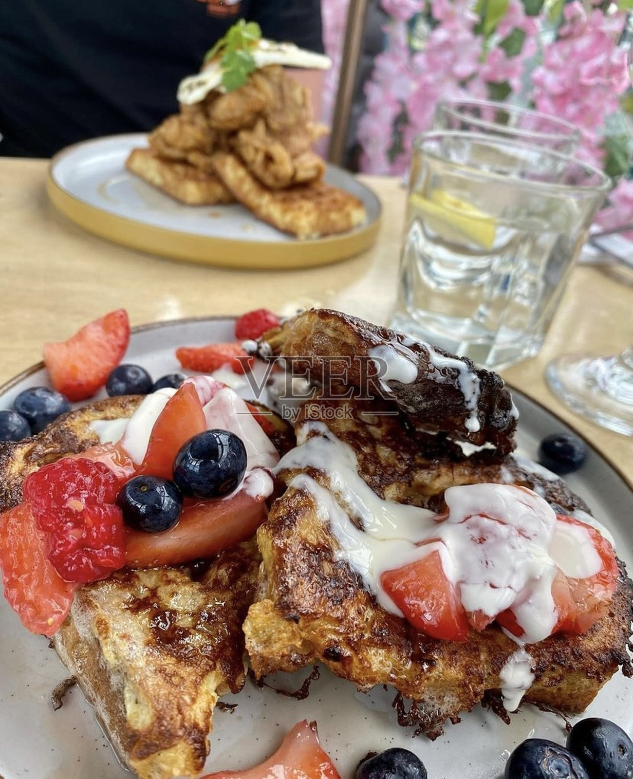 美味法式吐司配酸奶蓝莓草莓早餐照片摄影图片