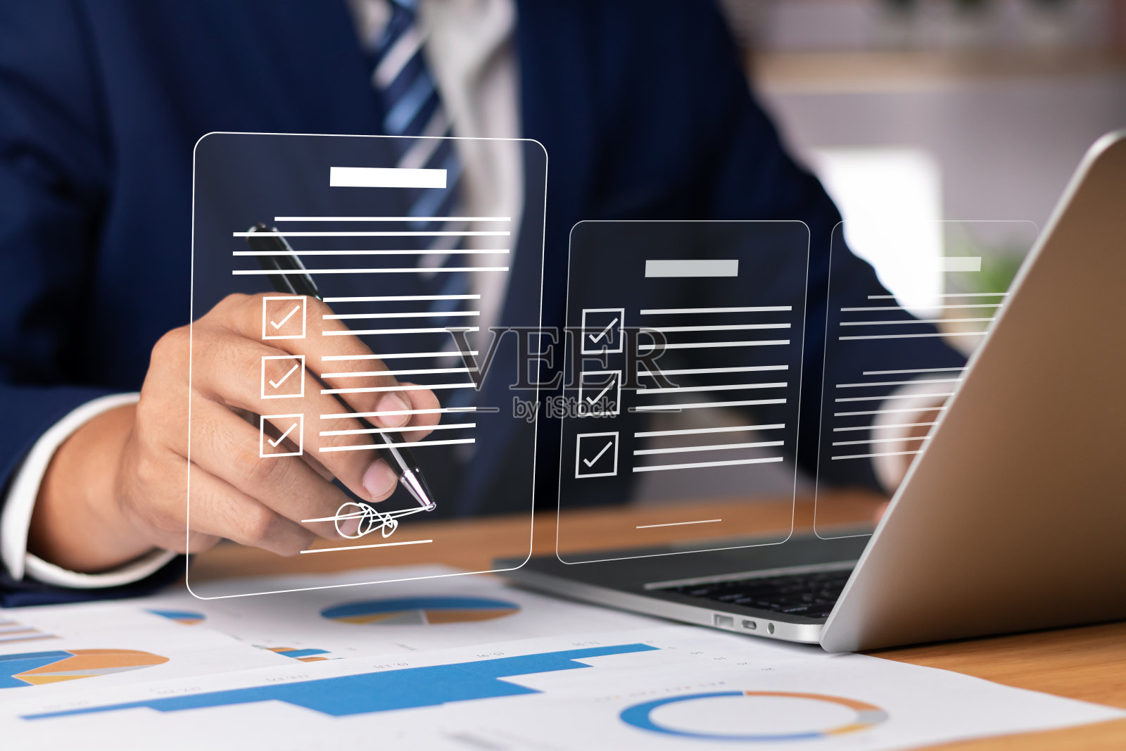 高效电子签名概念，商人使用触控笔在虚拟平板电脑上的数字文件上签署电子文件。签署电子文件，实现无纸化交易。照片摄影图片