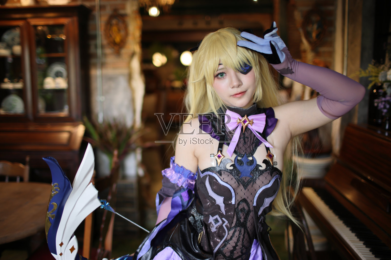 一个美丽的年轻女子的肖像游戏Cosplay照片摄影图片