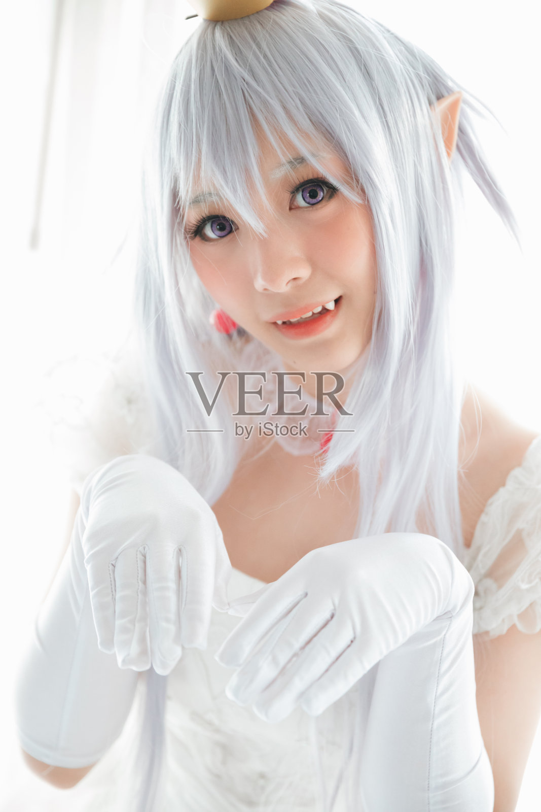 吸血鬼德古拉的肖像年轻女子穿着白色色调的房间万圣节的概念照片摄影图片