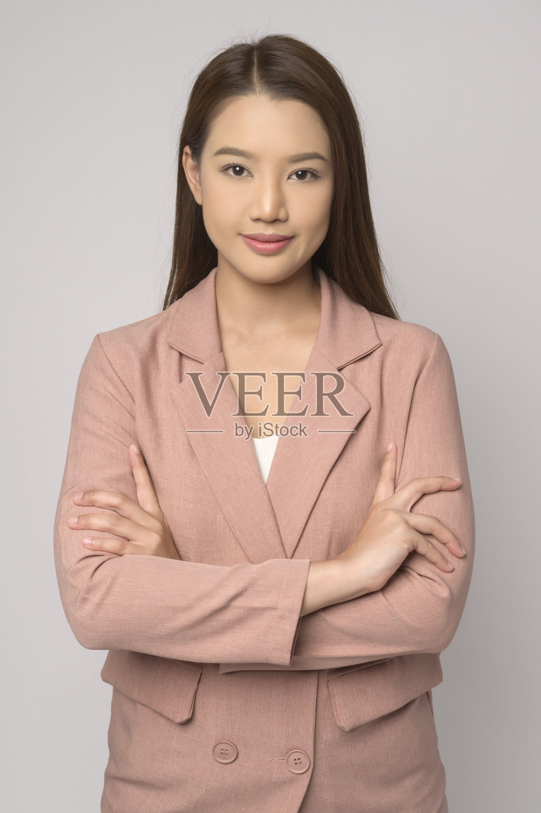 美丽的亚洲妇女肖像在白色背景工作室。照片摄影图片