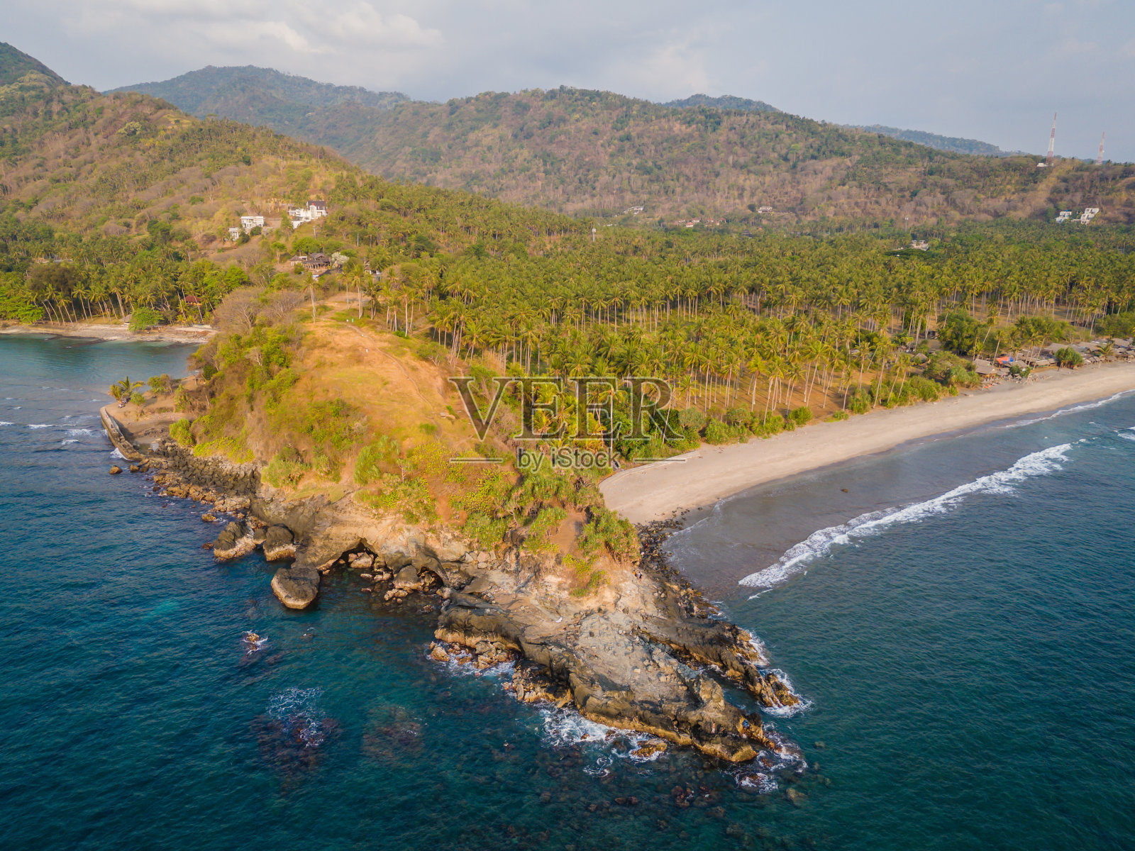 鸟瞰龙目岛海岸线，西努沙登加拉，印度尼西亚照片摄影图片