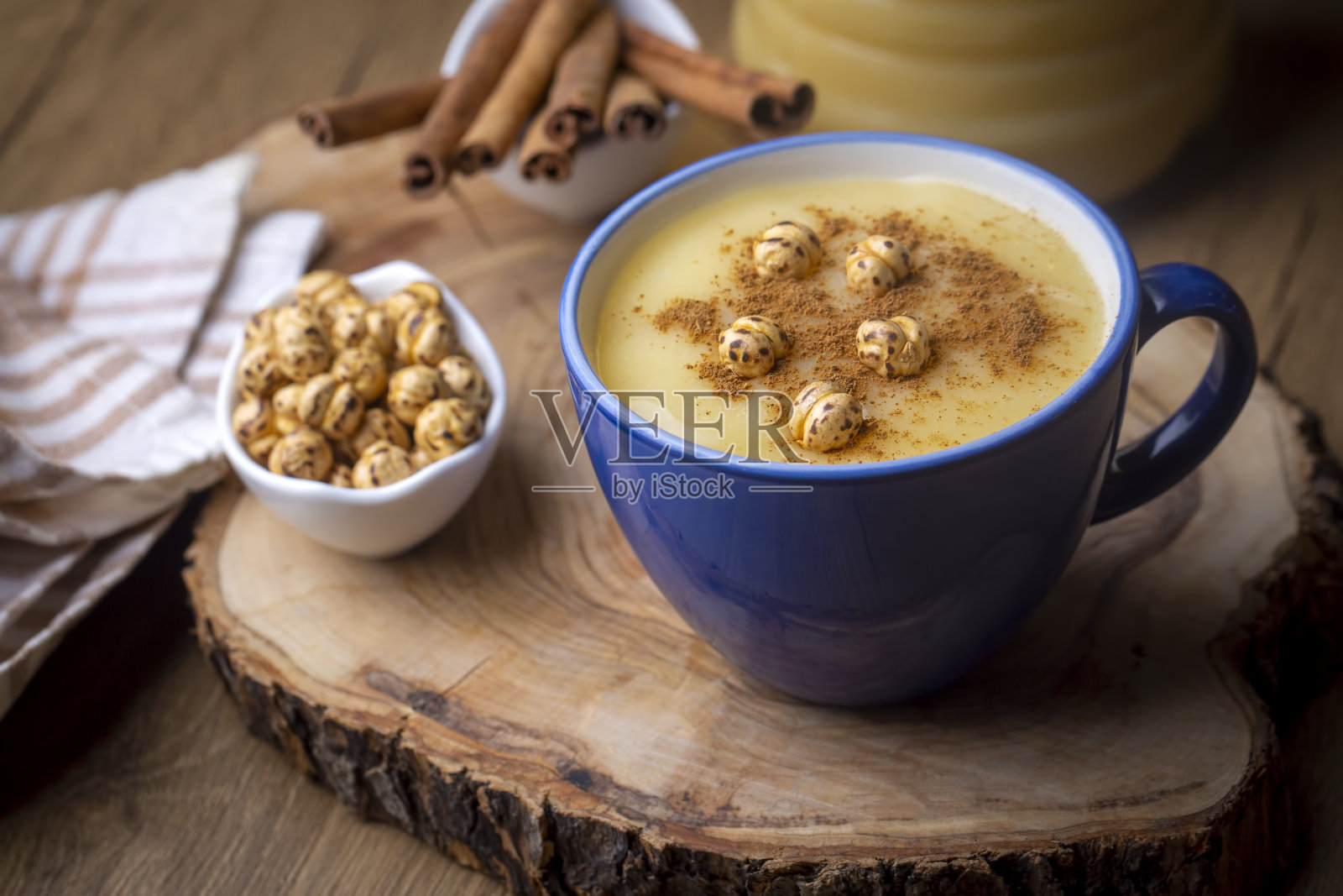 Boza或Bosa，传统的土耳其饮料与烤鹰嘴豆照片摄影图片
