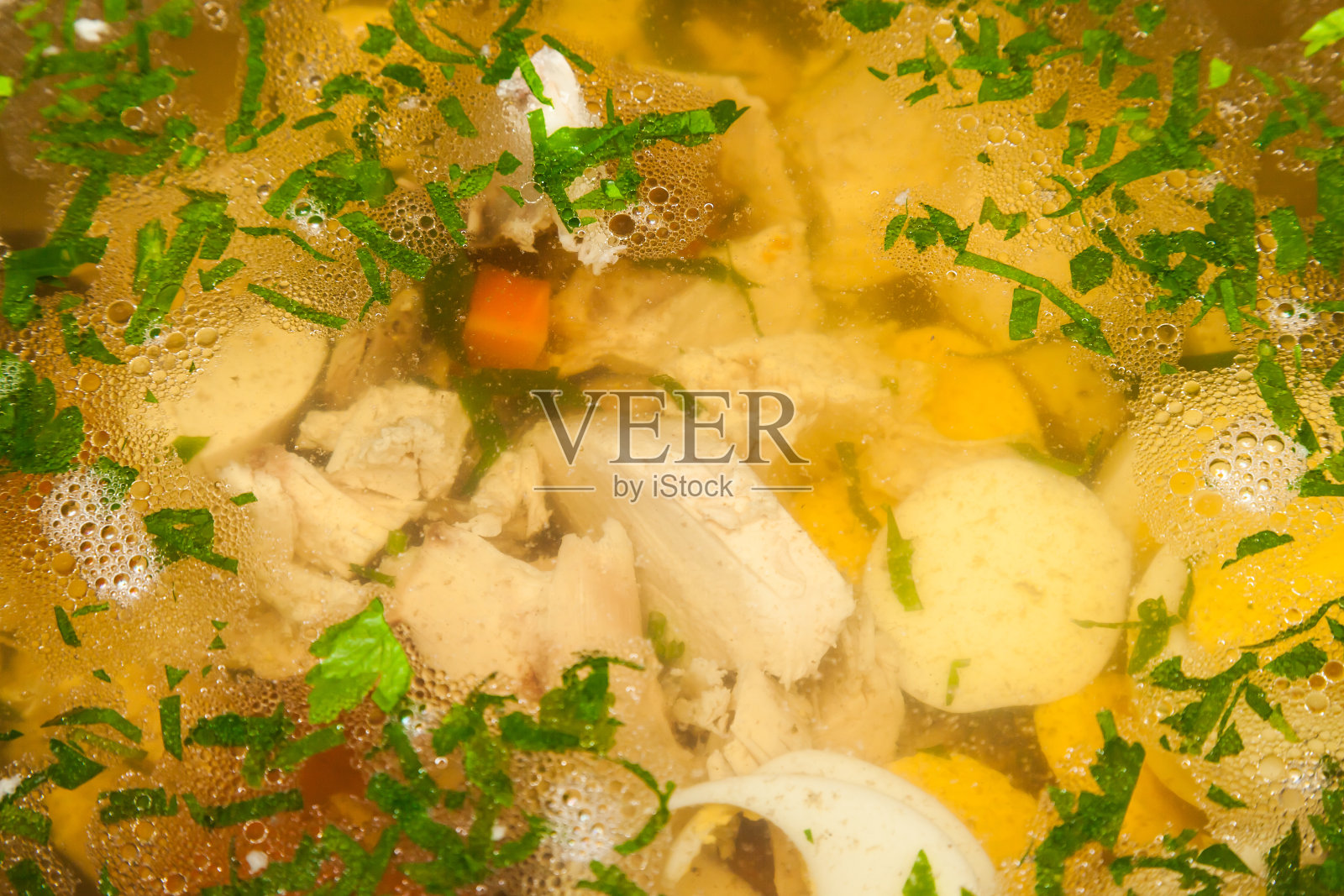 透明鸡汤，配上鸡柳、土豆、胡萝卜和洋葱。照片摄影图片