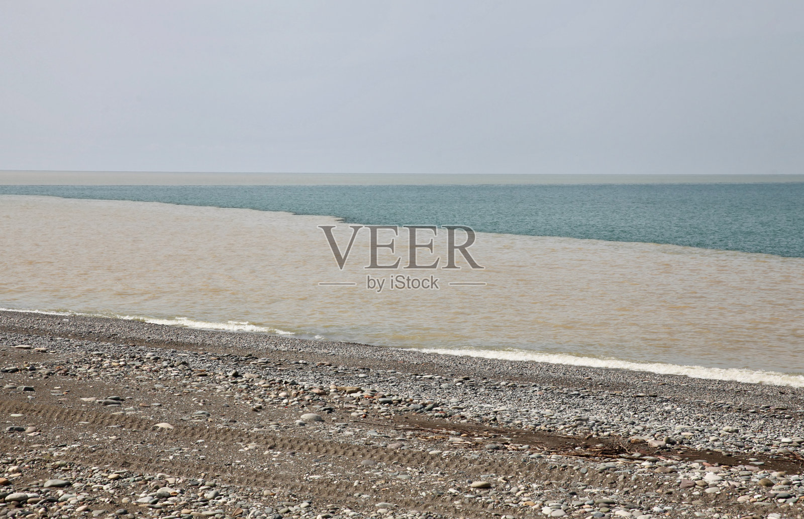 海滩脏水混浊，海水污染严重，环境灾害严重照片摄影图片