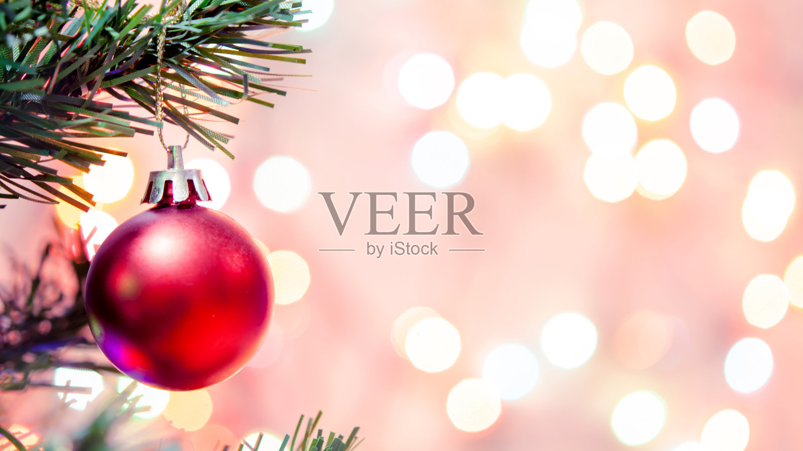 圣诞装饰。红色的球挂在松枝上，圣诞树花环和装饰在抽象的散景背景与复制空间照片摄影图片