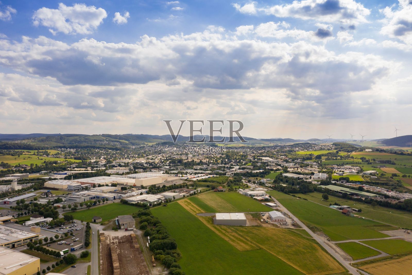 从布伦市北部鸟瞰图。商业区域。照片摄影图片