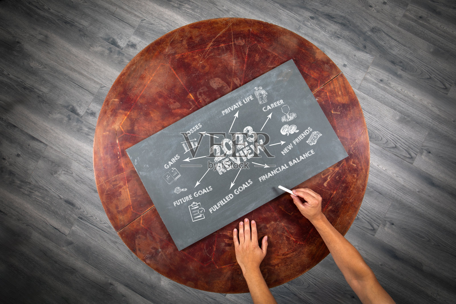 2023回顾概念。黑板上的图表。圆木桌照片摄影图片