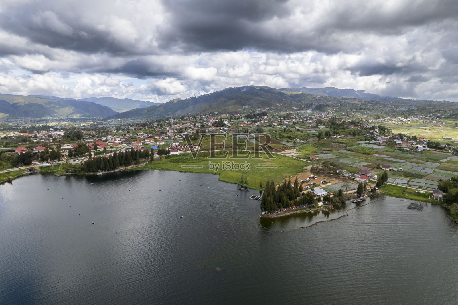 Alahan Panjang湖位于印度尼西亚西苏门答腊岛的索洛照片摄影图片