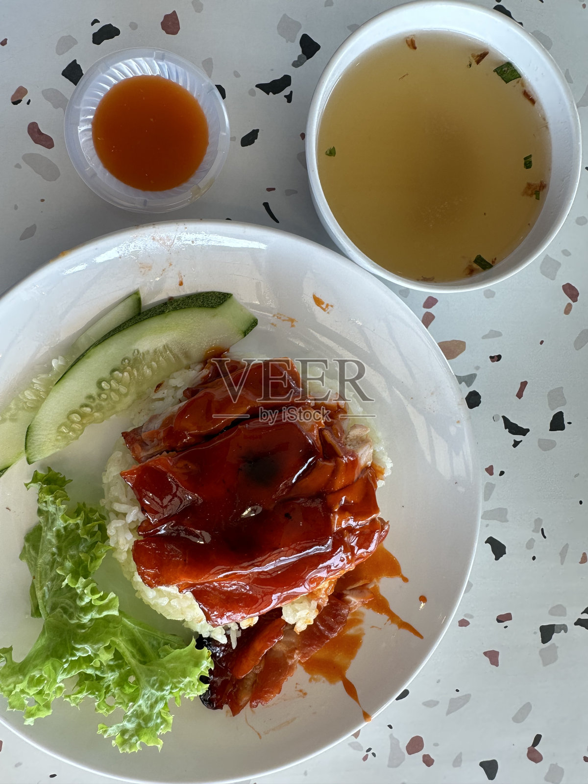 餐桌上当地食物的特写照片摄影图片