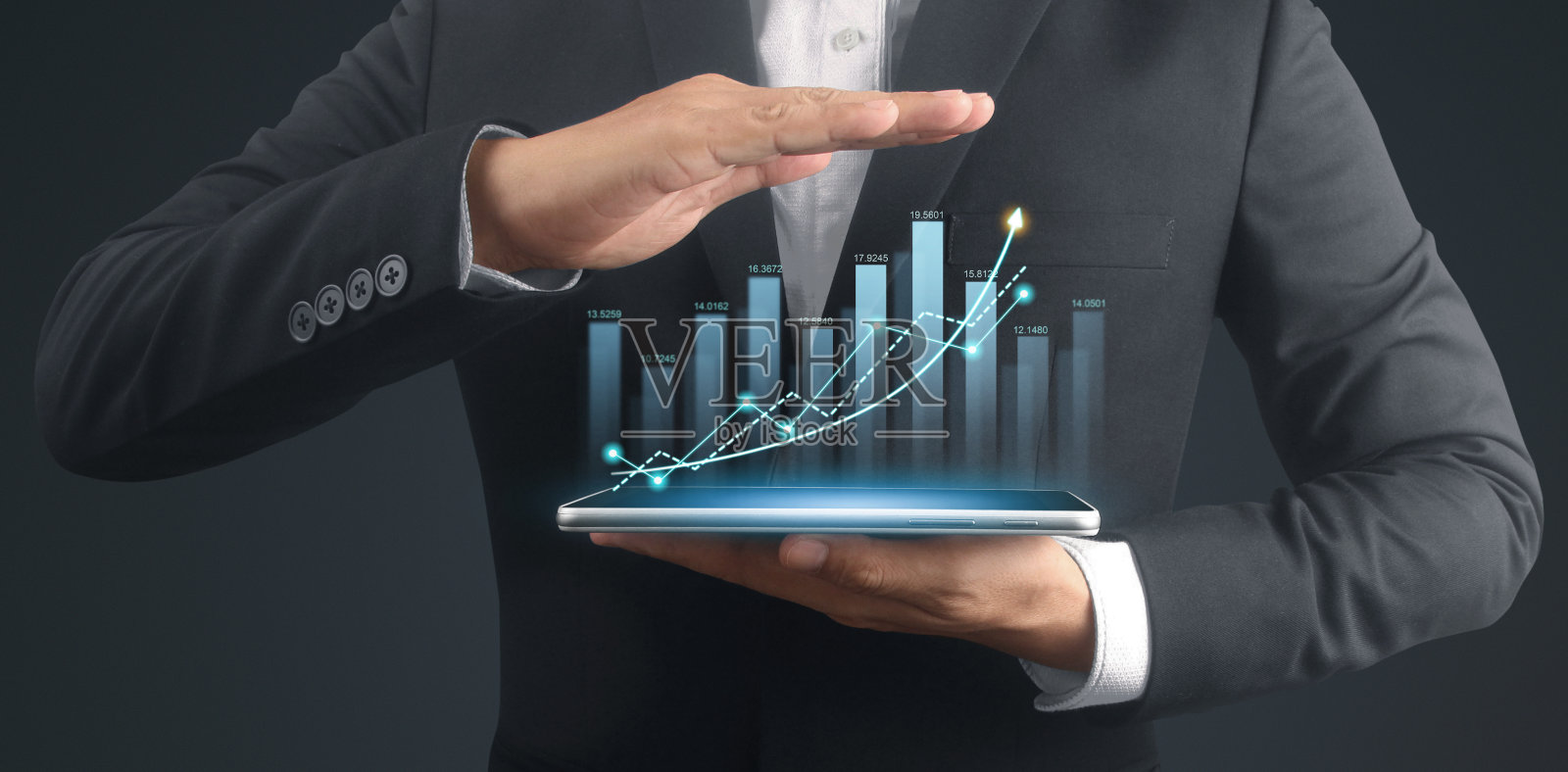 商人计划图表的增长和增加图表的积极指标，平板电脑在手照片摄影图片