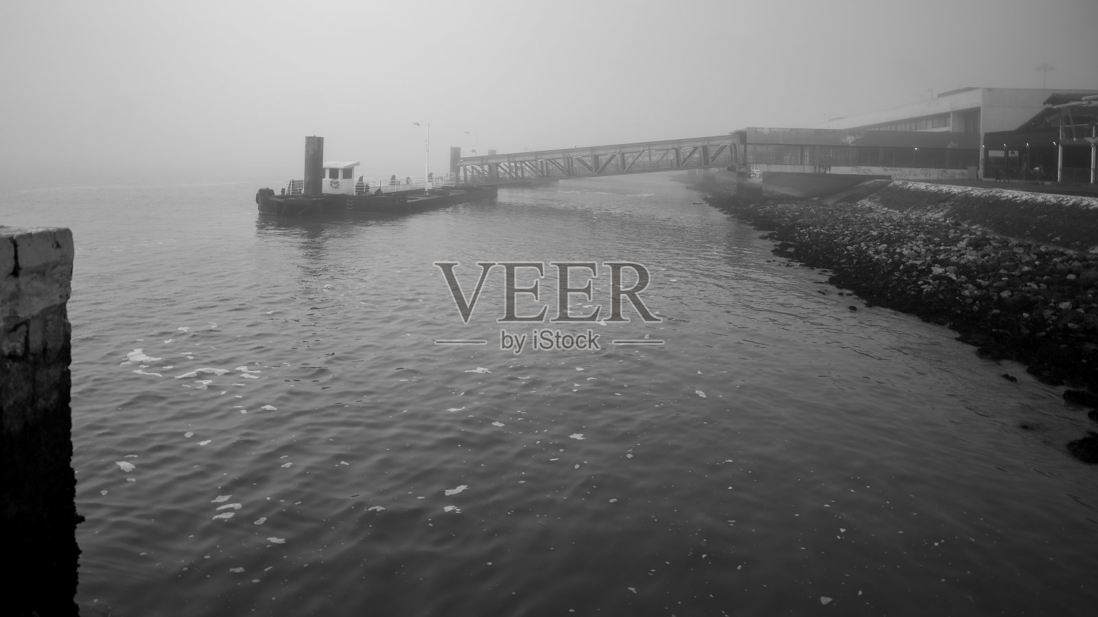 里斯本的河雾船照片摄影图片