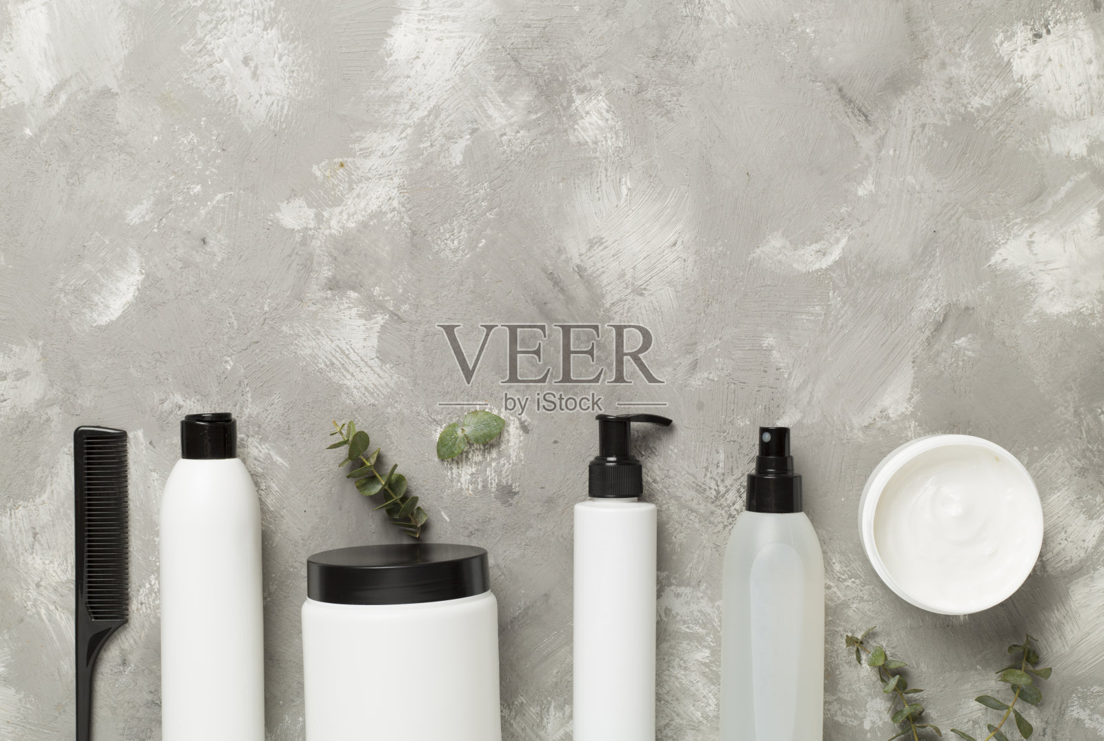 专业护发产品，梳在混凝土背景上，俯视图照片摄影图片