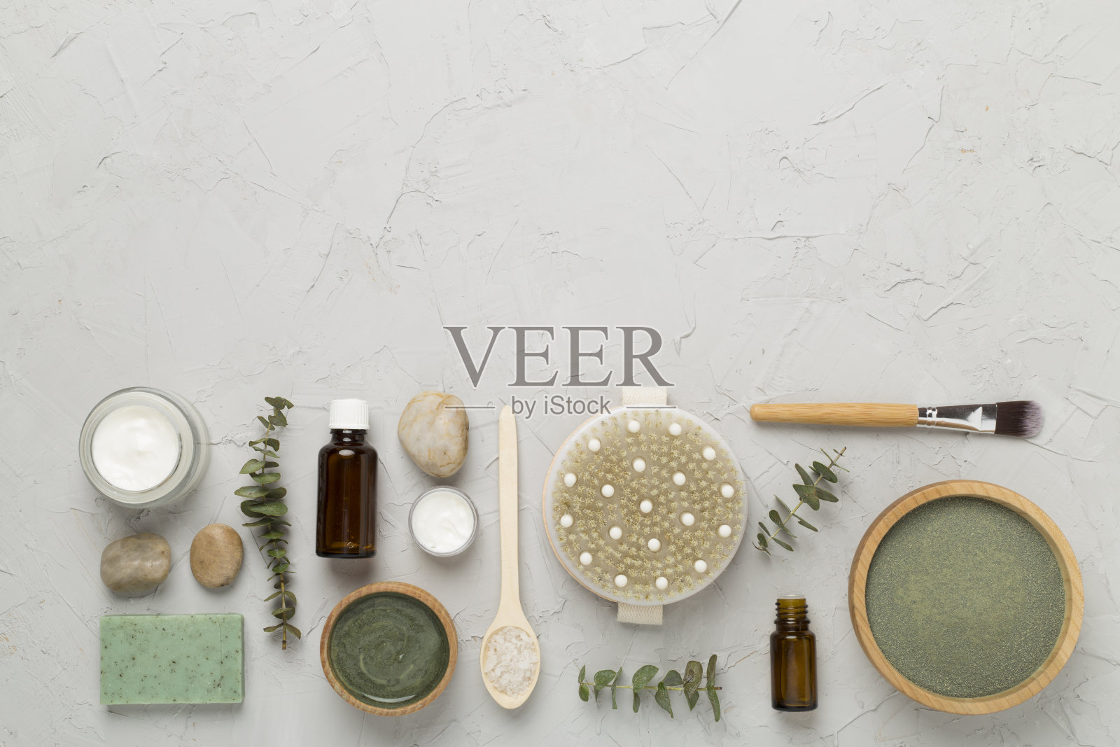 混凝土背景上的化妆品粘土和水疗产品组成，俯视图照片摄影图片
