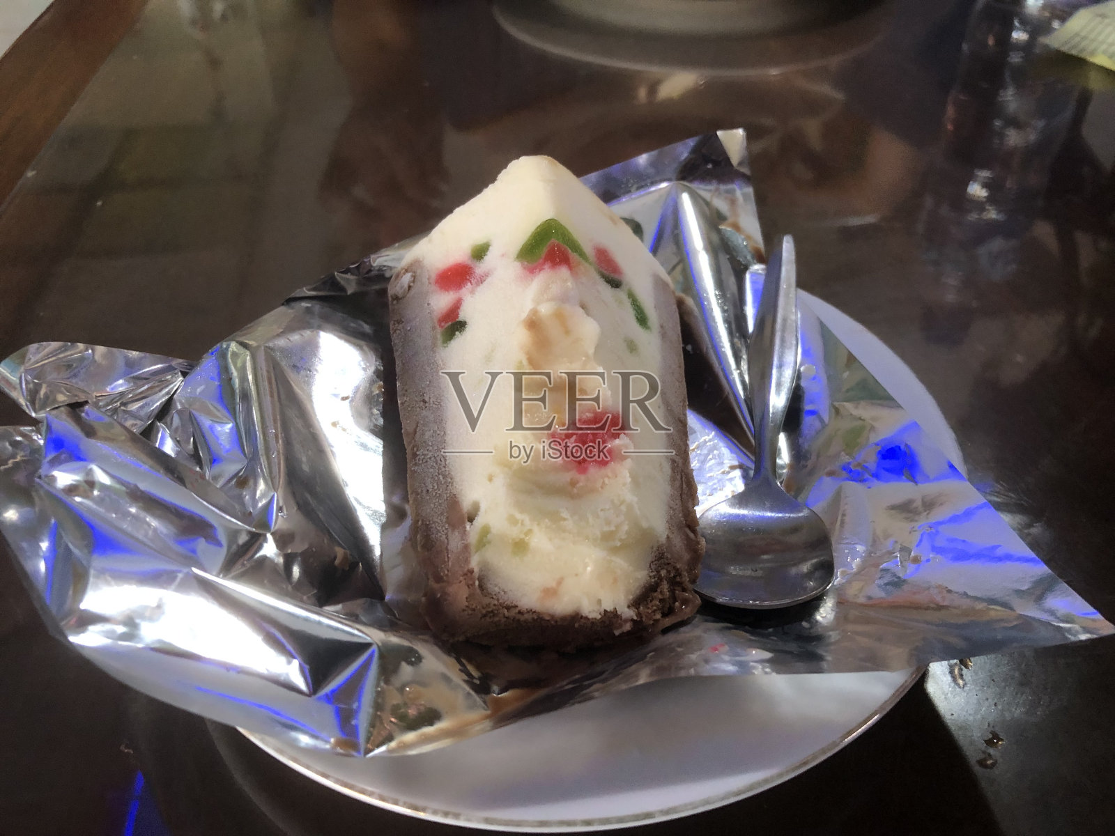 用铝箔包着的冰淇淋照片摄影图片