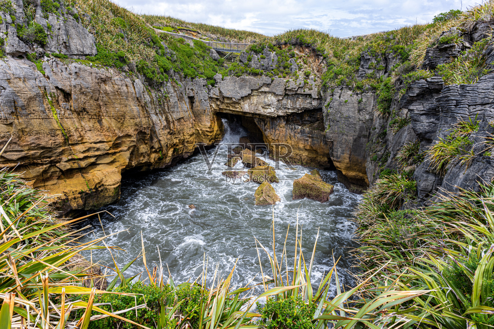新西兰南岛的千饼岩和喷水孔照片摄影图片